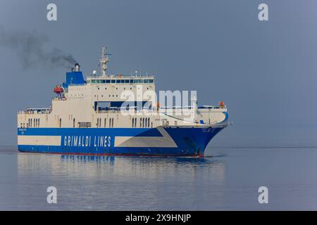 Der Fahrzeugträger Eurocargo Livomo fährt an einem ruhigen und ruhigen Tag nach Royal Portbury Stockfoto