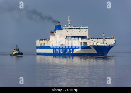 Der Fahrzeugträger Eurocargo Livomo fährt an einem ruhigen und ruhigen Tag nach Royal Portbury Stockfoto
