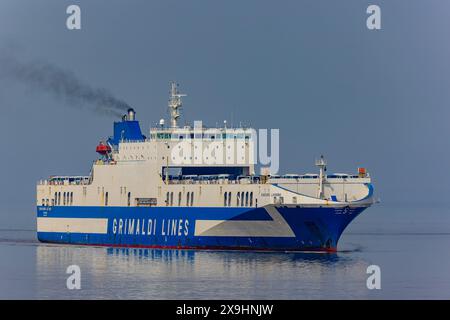 Der Fahrzeugträger Eurocargo Livomo fährt an einem ruhigen und ruhigen Tag nach Royal Portbury Stockfoto