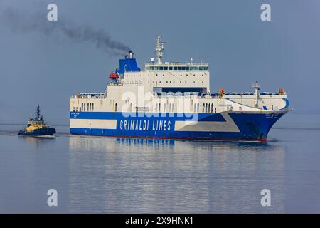 Der Fahrzeugträger Eurocargo Livomo fährt an einem ruhigen und ruhigen Tag nach Royal Portbury Stockfoto