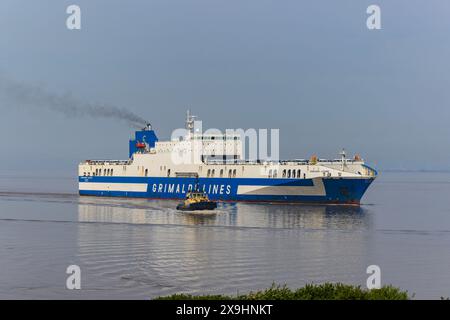 Der Fahrzeugträger Eurocargo Livomo fährt an einem ruhigen und ruhigen Tag nach Royal Portbury Stockfoto