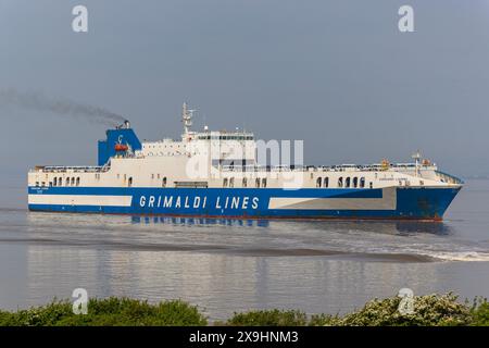 Der Fahrzeugträger Eurocargo Livomo fährt an einem ruhigen und ruhigen Tag nach Royal Portbury Stockfoto
