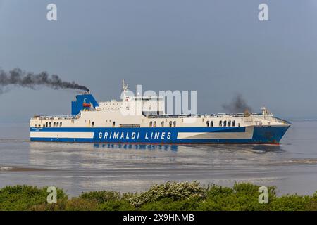Der Fahrzeugträger Eurocargo Livomo fährt an einem ruhigen und ruhigen Tag nach Royal Portbury Stockfoto