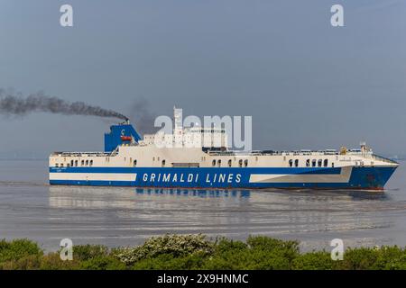 Der Fahrzeugträger Eurocargo Livomo fährt an einem ruhigen und ruhigen Tag nach Royal Portbury Stockfoto