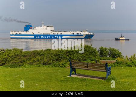 Der Fahrzeugträger Eurocargo Livomo fährt an einem ruhigen und ruhigen Tag nach Royal Portbury Stockfoto