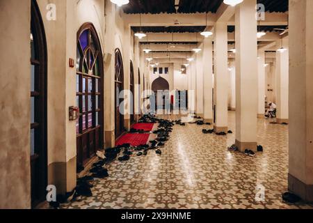 Doha, Katar - 1. Mai 2024: Schuhe werden beim Gebet am Eingang der Moschee hinterlassen. Bezirk Souq Waqif Stockfoto