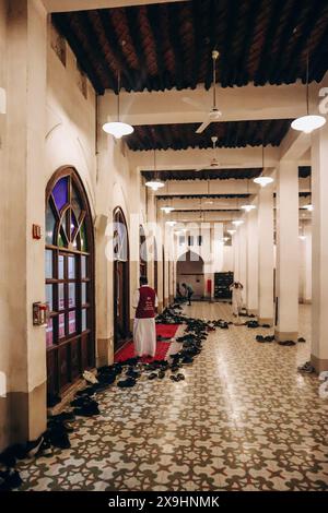 Doha, Katar - 1. Mai 2024: Schuhe werden beim Gebet am Eingang der Moschee hinterlassen. Bezirk Souq Waqif Stockfoto