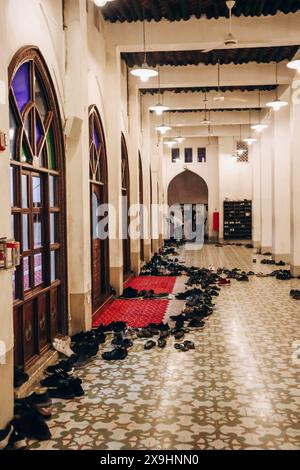 Doha, Katar - 1. Mai 2024: Schuhe werden beim Gebet am Eingang der Moschee hinterlassen. Bezirk Souq Waqif Stockfoto