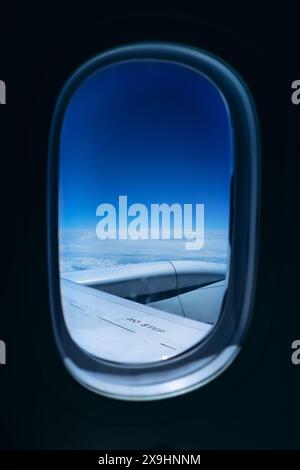 Blick aus einem Flugzeugfenster während des Fluges Stockfoto