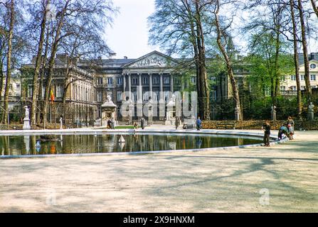 Parc de Bruxelles Park, Palais de la Nation, belgisches Parlamentsgebäude, Brüssel, Belgien, Europa Ende der 1950er Jahre Stockfoto
