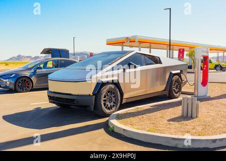 White Hills, Arizona - 14. April 2024: Tesla-Fahrzeuge laden Energie in einem Supercharger Hub auf Stockfoto