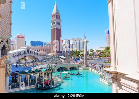 Las Vegas, Nevada - 13. April 2024: Abschnitt des Majestic Venetian Hotel and Casino von der anderen Seite des Kanals aus gesehen Stockfoto