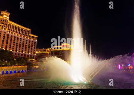 Las Vegas, Nevada - 14. April 2024: Fontänen von Bellagio tanzen bei Nacht Stockfoto