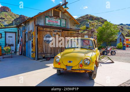Nelson, Nevada - 15. April 2024: Schäbiger gelber Oldtimer parkt vor einem alten Holzgebäude in Nelson Ghost Town Stockfoto