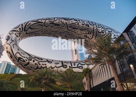 Dubai, VAE - 16. Januar 2024: Dubai Museum of the Future from sheikh zayed Road. Modernes futuristisches Museum nach dem Entwurf des Architekten Shaun Stockfoto