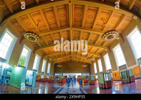 Los Angeles, Kalifornien - 12. April 2024: Urbane Raffinesse des Innenraums der Union Station Stockfoto