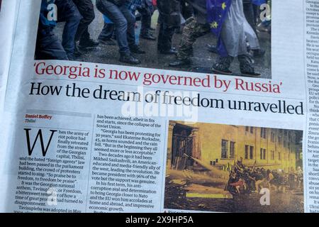 "Georgien wird jetzt von Russland regiert" "wie der Traum der Freiheit entwirrt" die Zeitung Guardian titelt georgianische Proteste artikel 18 Mai 2024 London Großbritannien Stockfoto