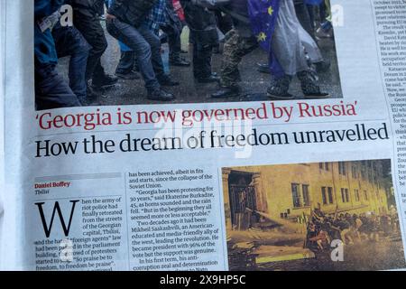 "Georgien wird jetzt von Russland regiert" "wie der Traum der Freiheit entwirrt" die Zeitung Guardian titelt georgianische Proteste artikel 18 Mai 2024 London Großbritannien Stockfoto