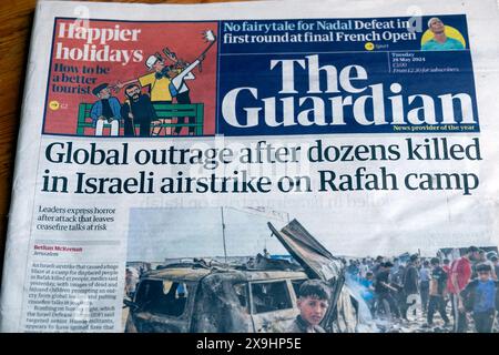 "Globale Empörung nach Dutzenden Toten beim israelischen Luftangriff auf Rafah Lager" Guardian-Zeitung titelt Gaza-Krieg Palästinenser todesurteil artikel Mai 2024 Großbritannien Stockfoto