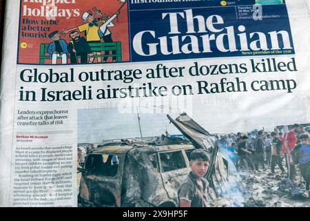 "Globale Empörung nach Dutzenden Toten beim israelischen Luftangriff auf Rafah Lager" Guardian-Zeitung titelt Gaza-Krieg Palästinenser todesurteil artikel Mai 2024 Großbritannien Stockfoto