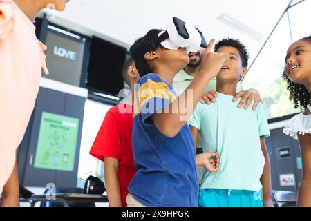 In der Schule erforschen verschiedene Gruppen junger Schüler die virtuelle Realität Stockfoto