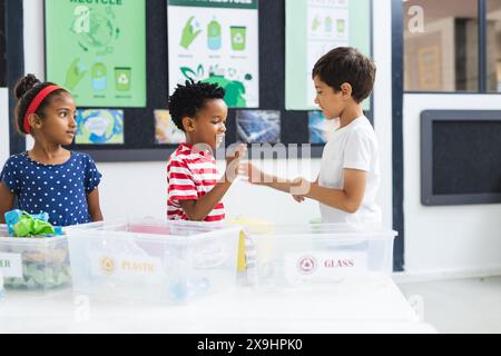 In der Schule lernen verschiedene junge Schüler im Unterricht über Recycling Stockfoto