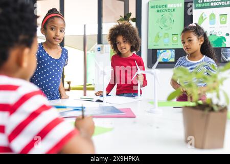 In der Schule konzentrieren sich verschiedene junge Schüler auf ein Nachhaltigkeitsprojekt im Unterricht Stockfoto