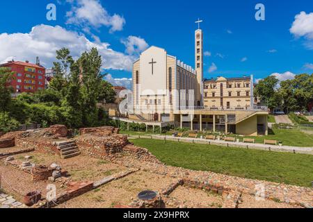 Blick auf den Heiligen Joseph, die römisch-katholische Kathedrale von Sofia, Bulgarien, 2006 geweiht, und das westliche Tor der archäologischen Stätte Serdika Stockfoto