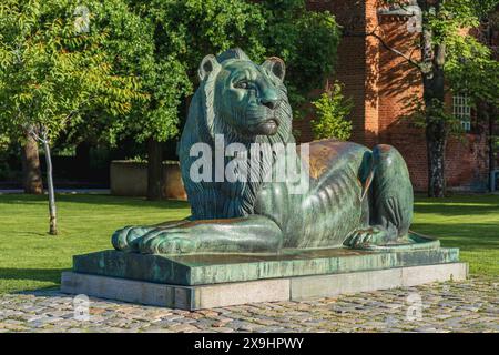 Sofia, Bulgarien, 23. Mai 2024. Die Löwenskulptur befindet sich vor dem Denkmal für den unbekannten Soldaten. Autor unbekannt Stockfoto