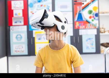 Biracial Boy erforscht die virtuelle Realität in einem Klassenzimmer in der Schule Stockfoto