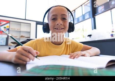 Birassischer Junge lernt gern in der Schule Stockfoto