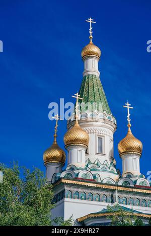 Vertikaler Blick auf den Heiligen Nikolaus, den Wundertäter oder den Wundermacher, russisch-orthodoxen Tempel in Sofia, Bulgarien Stockfoto