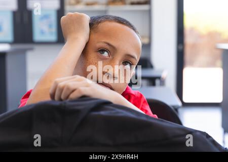 Birassischer Junge sieht nachdenklich aus in einem Klassenzimmer in der Schule Stockfoto