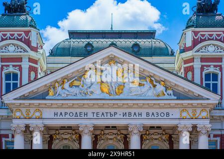 Sofia, Bulgarien, 23. Mai 2024. Blick auf die Fassade des Nationaltheaters Ivan Vazov, das älteste Theater Bulgariens und ein berühmtes Wahrzeichen in Sofia Stockfoto