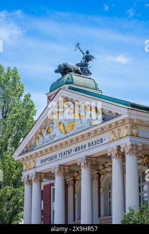 Sofia, Bulgarien, 23. Mai 2024. Blick auf die Fassade des Nationaltheaters Ivan Vazov, das älteste Theater Bulgariens und ein berühmtes Wahrzeichen in Sofia Stockfoto