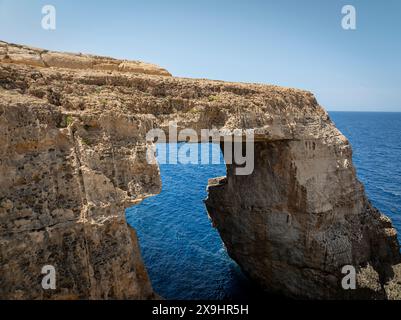 Das Wied-il-Mielaħ-Fenster ist ein natürlicher Kalksteinbogen an der Nordwestküste von Gozo. Der Bogen befindet sich am Ende des Salztals. Stockfoto