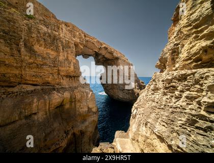 Das Wied-il-Mielaħ-Fenster ist ein natürlicher Kalksteinbogen an der Nordwestküste von Gozo. Der Bogen befindet sich am Ende des Salztals. Stockfoto