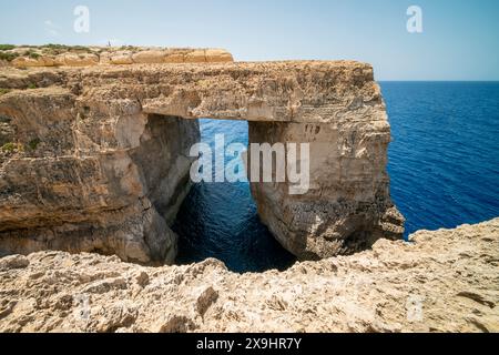 Das Wied-il-Mielaħ-Fenster ist ein natürlicher Kalksteinbogen an der Nordwestküste von Gozo. Der Bogen befindet sich am Ende des Salztals. Stockfoto