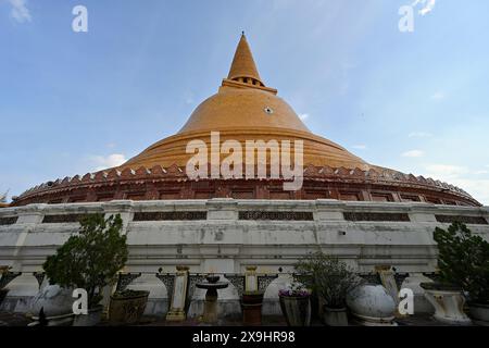 Blick auf die glockenförmige Phra Pathommachedi Stupa aus dem inneren Kreuzgang, mit ihren glänzenden glasierten Keramikfliesen, Nakhon Pathom, Thailand Stockfoto