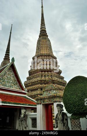 Teilweiser Blick auf den Wat Pho Tempel, auch bekannt als der liegende Buddha Tempel, Bangkok, Thailand Stockfoto