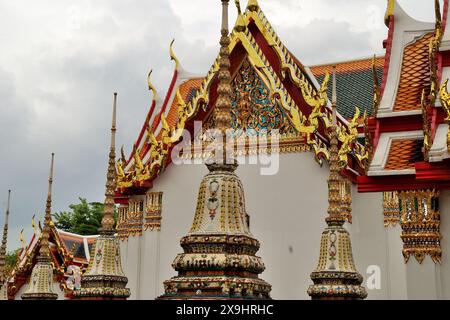 Teilweiser Blick auf den Wat Pho Tempel, auch bekannt als der liegende Buddha Tempel, Bangkok, Thailand Stockfoto