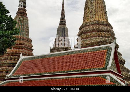 Teilweiser Blick auf den Wat Pho Tempel, auch bekannt als der liegende Buddha Tempel, Bangkok, Thailand Stockfoto