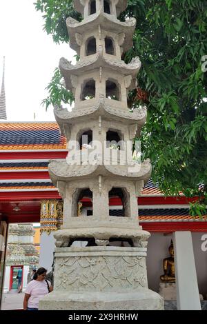 Teilweiser Blick auf den Wat Pho Tempel, auch bekannt als der liegende Buddha Tempel, Bangkok, Thailand Stockfoto