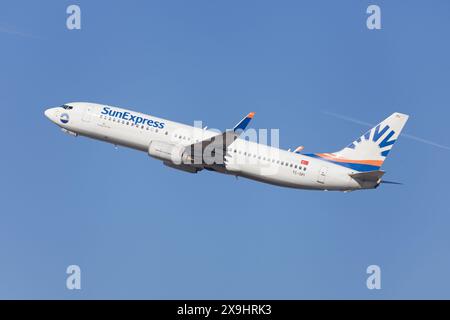 Barcelona, Spanien - 4. Februar 2024: SunExpress Boeing 737-800 startet vom Flughafen El Prat in Barcelona, Spanien. Stockfoto