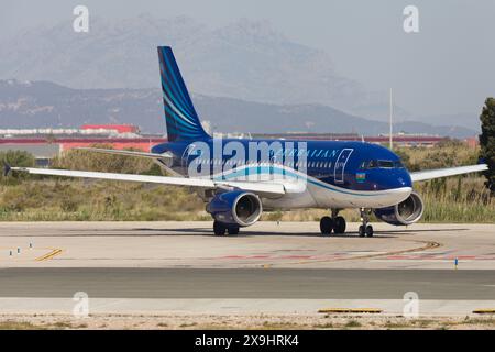 Barcelona, Spanien - 14. April 2024: Aserbaidschan Airlines Airbus A319 auf dem Rollweg am Flughafen El Prat in Barcelona, Spanien. Stockfoto