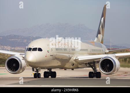 Barcelona, Spanien - 14. April 2024: Etihad Airways Boeing 787-9 Dreamliner auf dem Rollweg am Flughafen El Prat in Barcelona, Spanien. Stockfoto