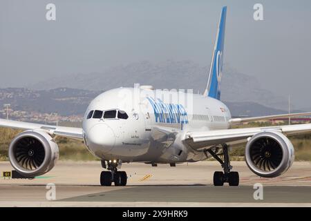 Barcelona, Spanien - 14. April 2024: Air Europa Boeing 787-8 Dreamliner auf dem Rollweg am Flughafen El Prat in Barcelona, Spanien. Stockfoto