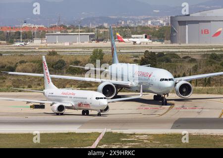 Barcelona, Spanien - 14. April 2024: Air Canada Boeing 777-300ER und Jet2 Boeing 737 auf dem Rollweg am Flughafen El Prat in Barcelona, Spanien. Stockfoto