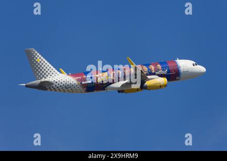 Barcelona, Spanien - 19. Mai 2024: Vueling Airbus A320 mit FC Barcelona Women Team Livery startet vom Flughafen El Prat in Barcelona, Spanien. Stockfoto