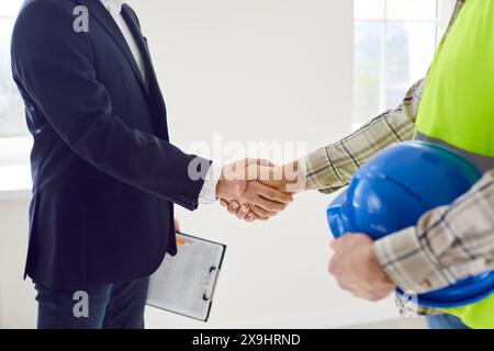 Nahaufnahme Von Builder Und Developer, Die Sich Die Hände Schütteln Stockfoto